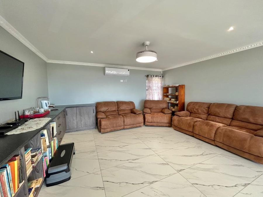4 Bedroom Property for Sale in Wavecrest Eastern Cape